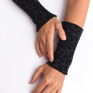 Armstulpen aus reiner Merinowolle in schwarz und anthrazit gestrickt