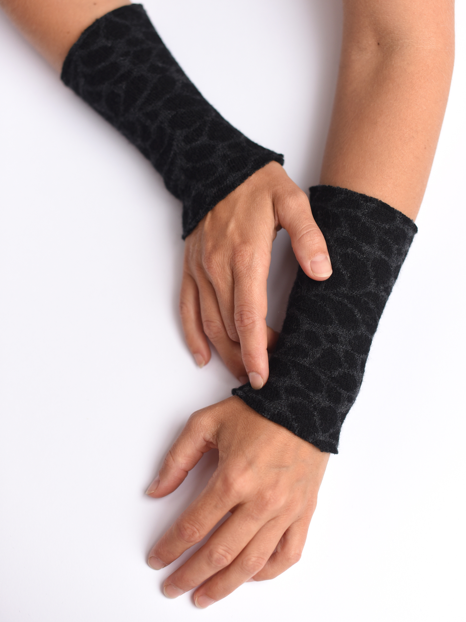 armstulpen-merinowolle-schwarz-anthrazit-tropfen Armstulpen aus reiner Merinowolle in schwarz und anthrazit gestrickt