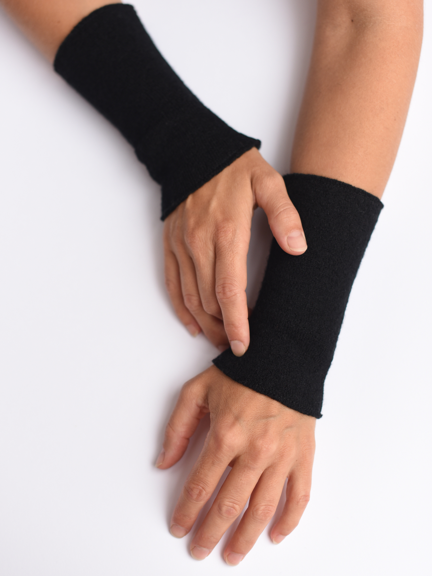 armstulpen-merinowolle-schwarz-einfarbig Armstulpen aus reiner Merinowolle in schwarz gestrickt