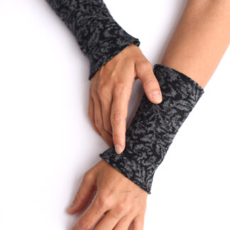 Armstulpen aus reiner Merinowolle in schwarz und grau gestrickt