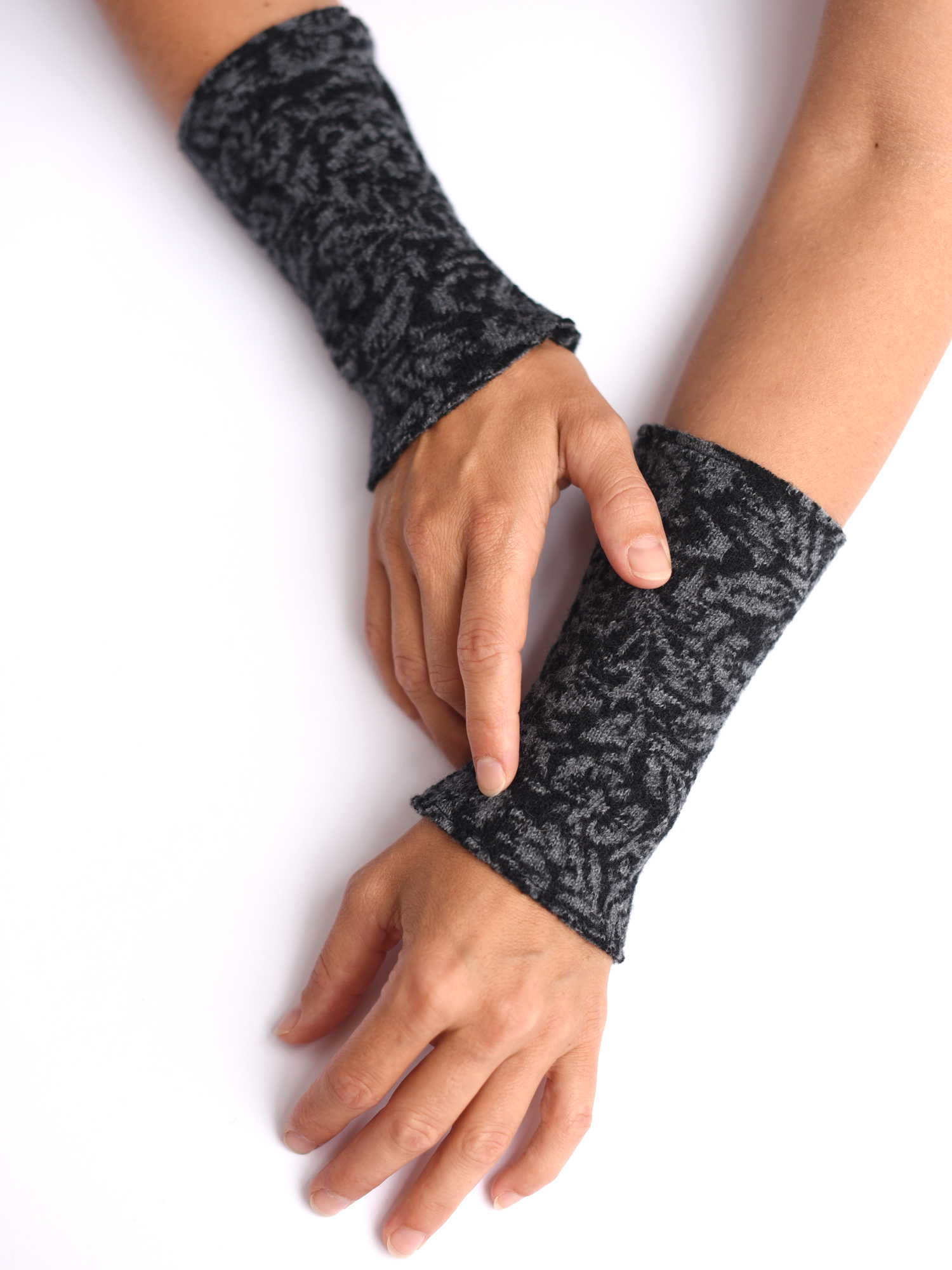armstulpen-merinowolle-schwarz-grau-gestrickt Armstulpen aus reiner Merinowolle in schwarz und grau gestrickt