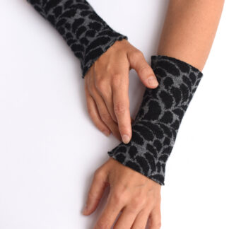 Armstulpen aus reiner Merinowolle in schwarz und grau gestrickt