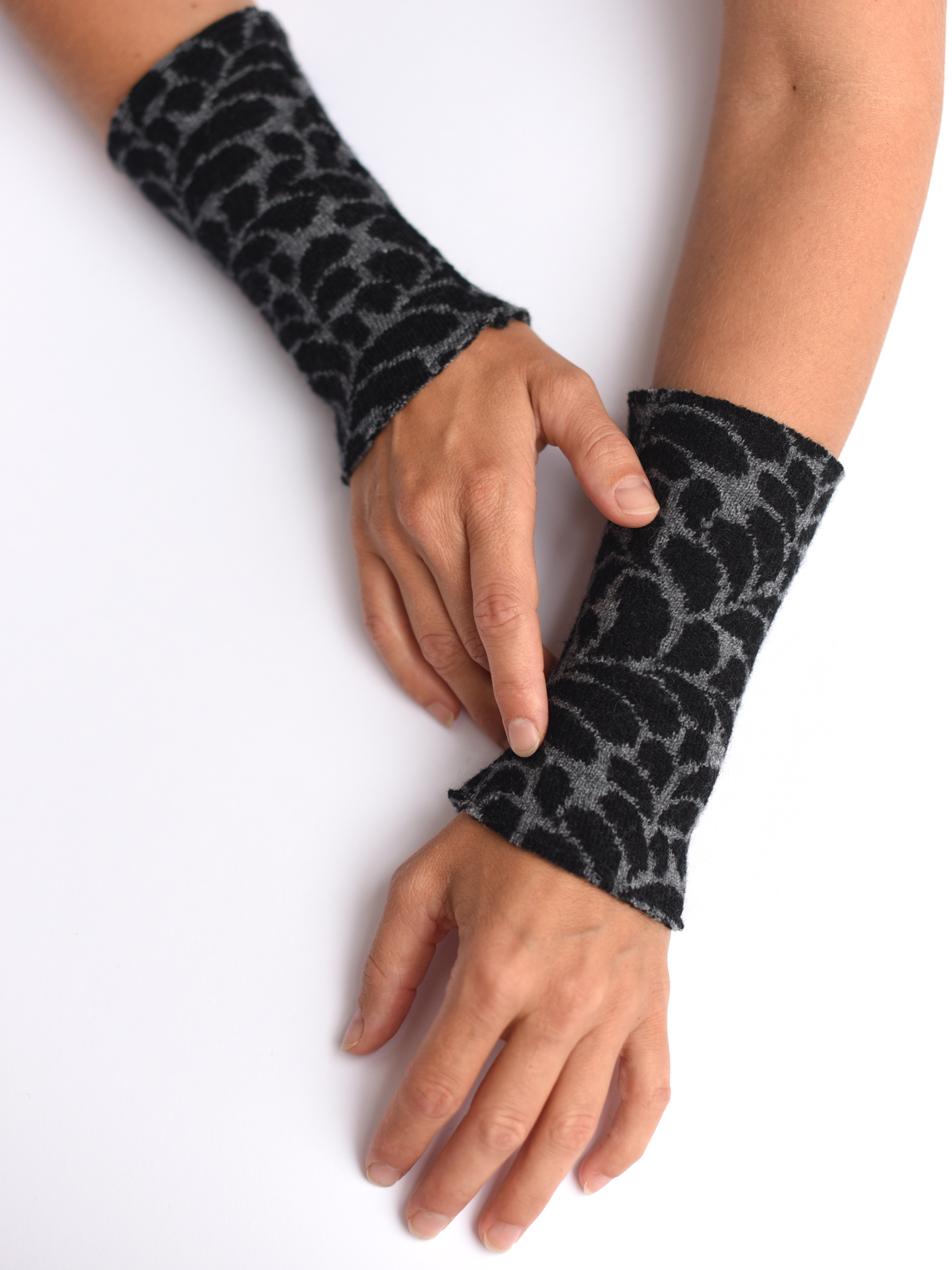 armstulpen-merinowolle-schwarz-grau-tropfen Armstulpen aus reiner Merinowolle in schwarz und grau gestrickt