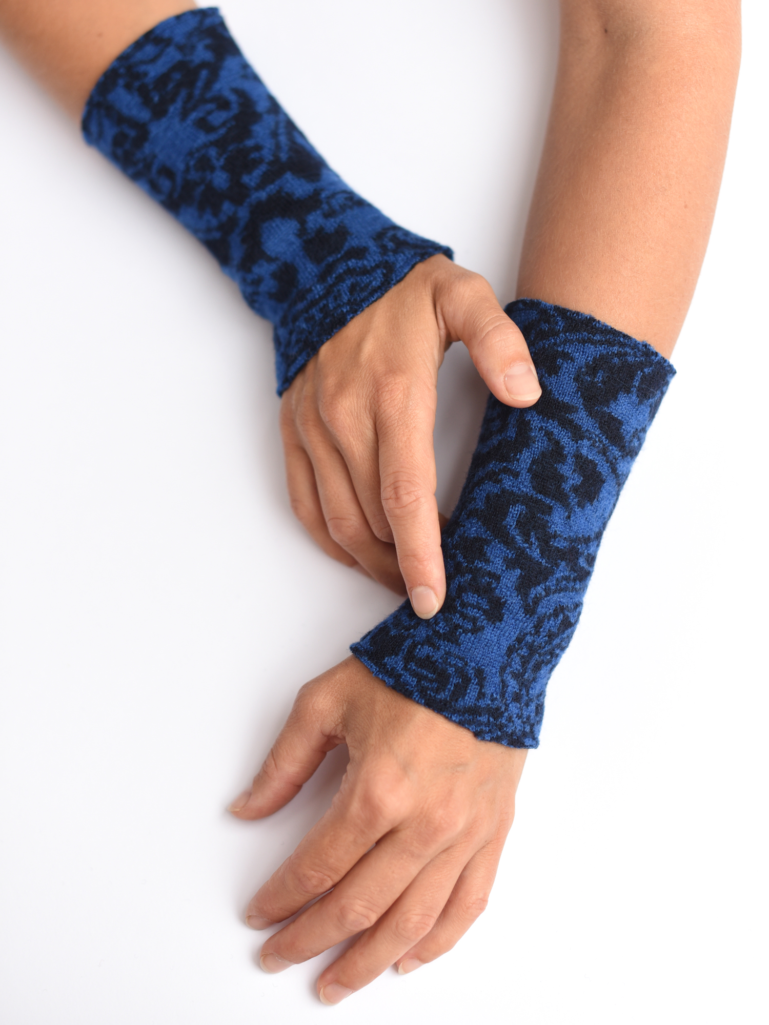 armstulpen-merinowolle-schwarz-königsblau-gestrickt Armstulpen aus reiner Merinowolle in schwarz und königsblau gestrickt