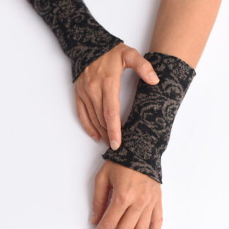 Armstulpen aus reiner Merinowolle in schwarz und braun gestrickt