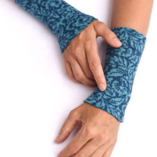 Armstulpen aus reiner Merinowolle in türkis und blau gestrickt